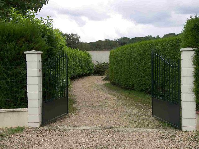 (1) GITE Entree et Parking.jpg